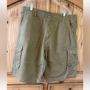 Men’s NEWCOSPLAY khaki green flat front chino cargo Bermuda shorts size 38 - NWT